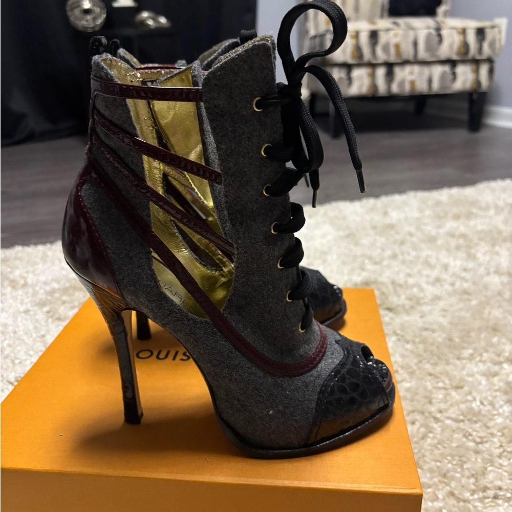 DSQUARED Stylish Gray and Burgundy Women's Lace-Up Heels Booties